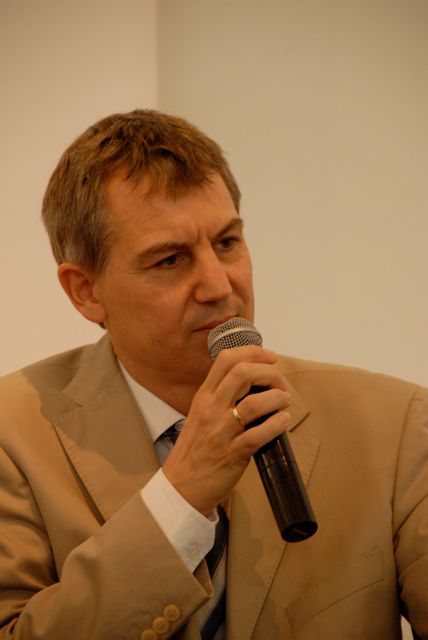 Dr. Bernhard Ginsbach. Simone Sharma
